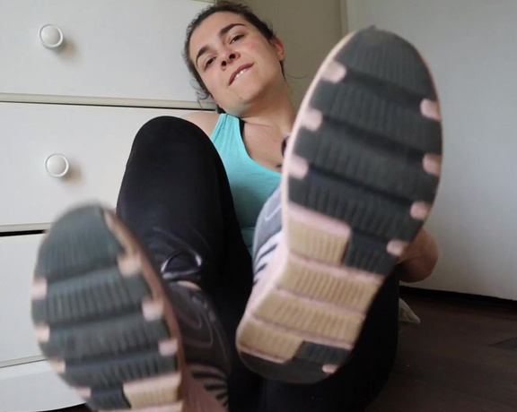 Barefootmel aka Barefootmel OnlyFans - Sweaty, stinky workgym feet tease I just worked a full day on my feet in my sneakers, then went