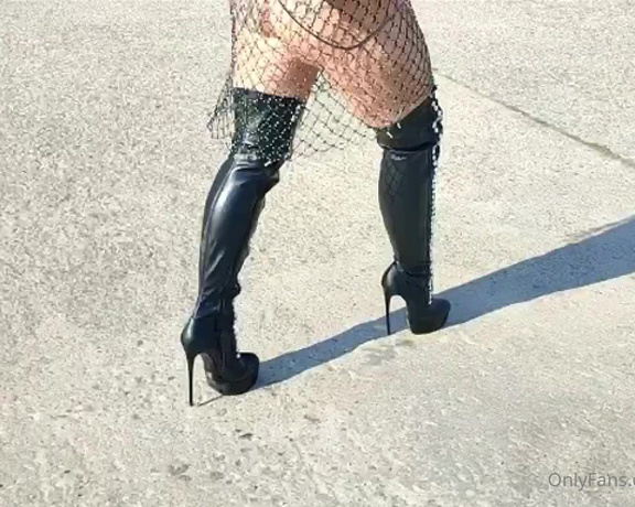 Calea Toxic aka Caleatoxic OnlyFans - A sexy walk for my boot fetishists