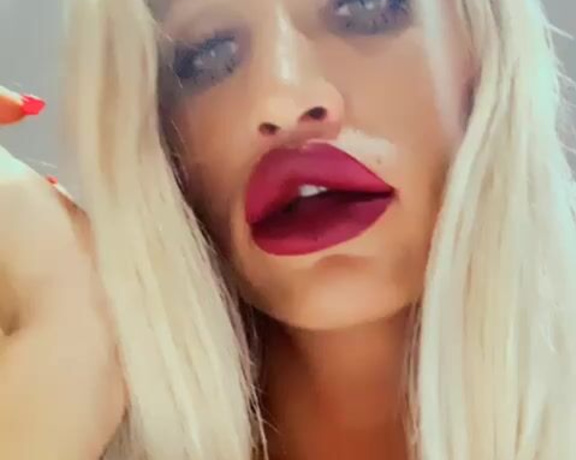 Calea Toxic aka Caleatoxic OnlyFans - Good morning, I am back again Today two Smoking Fetish clips Have fun! 1