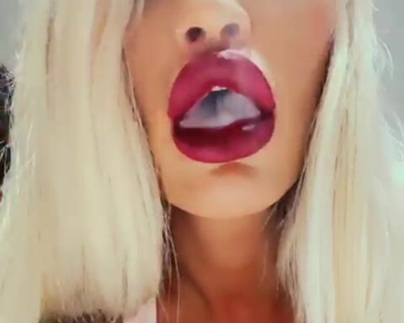 Calea Toxic aka Caleatoxic OnlyFans - Good morning, I am back again Today two Smoking Fetish clips Have fun! 1