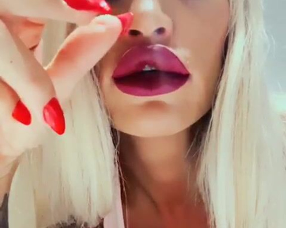 Calea Toxic aka Caleatoxic OnlyFans - Good morning, I am back again Today two Smoking Fetish clips Have fun! 1