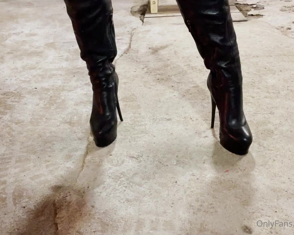 Calea Toxic aka Caleatoxic OnlyFans - Behind the scenes video in suspenders, boots and tight wetlook