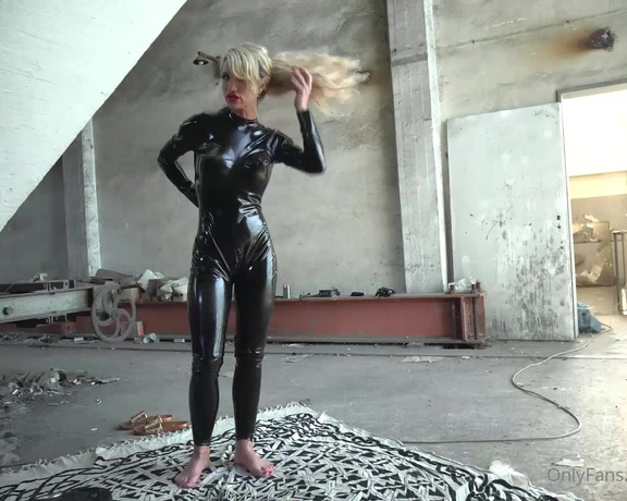 Calea Toxic aka Caleatoxic OnlyFans - How to put on a second latex skin