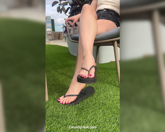 Cassidy Heat Feet aka Cassidyheatfeet OnlyFans - I know you would check me out if I were dangling my flip flops like this