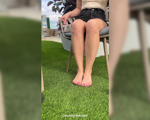 Cassidy Heat Feet aka Cassidyheatfeet OnlyFans - I know you would check me out if I were dangling my flip flops like this