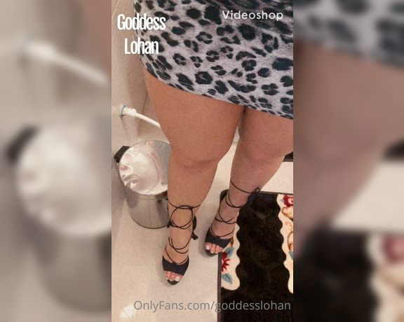 Goddess Lohan aka Goddesslohan OnlyFans - Um salto sexy adoro provocar com meus pezinhos e pernas 1