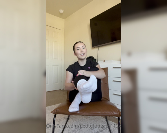 Petite Feet Penelope aka Penelopestootsies739 OnlyFans - Smell my stinky feet and take the socks while you’re