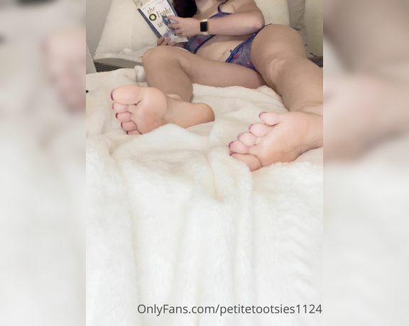Petite Feet Penelope aka Penelopestootsies739 OnlyFans - Foot ignore video tell me in the comments what you would do to get my attention