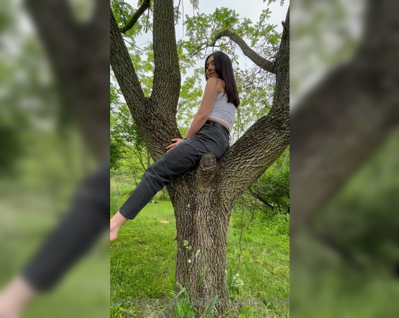 Petite Feet Penelope aka Penelopestootsies739 OnlyFans - Nature and feet go so good together