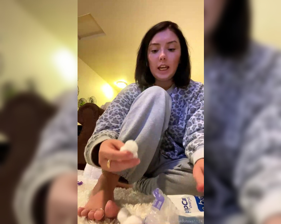 Petite Feet Penelope aka Penelopestootsies739 OnlyFans - Old live steam taking off toe nail polish and chillin