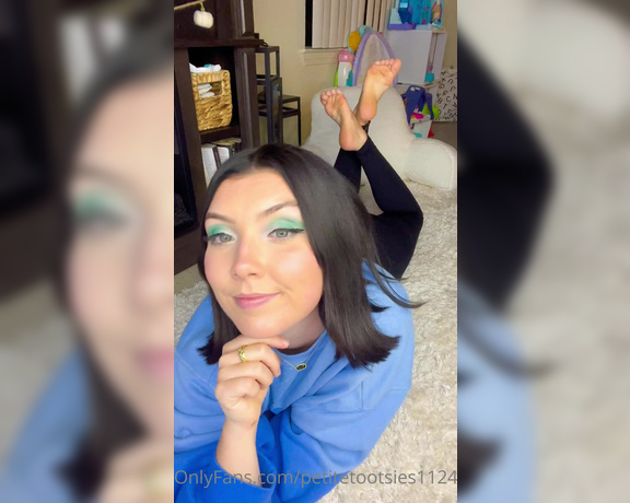 Petite Feet Penelope aka Penelopestootsies739 OnlyFans - POV you’re on the couch and I’m on the floor teasing you in the pose