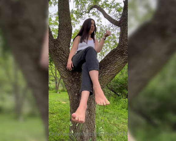 Petite Feet Penelope aka Penelopestootsies739 OnlyFans - Tomorrows video preview Outdoor foot worship JOI I take you to see my parents for the first time