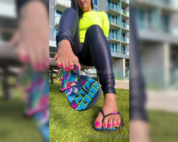 Goddess PussyFoot aka U186296307 OnlyFans - Wiggling pink toes, dangling Havaianas flip flops and toe rings Not to mention my gorgeous