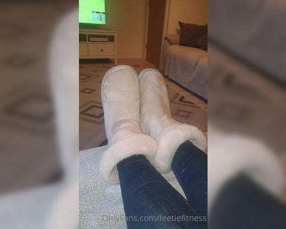 Goddess Suzie aka Goddesssuzie26 OnlyFans - Fresh and warm, smelly ugg slipper feet pressed against your nose would feel like heaven wouldnt