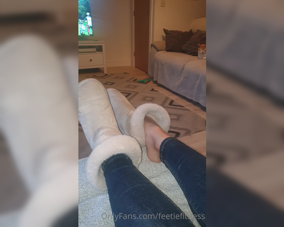 Goddess Suzie aka Goddesssuzie26 OnlyFans - Fresh and warm, smelly ugg slipper feet pressed against your nose would feel like heaven wouldnt