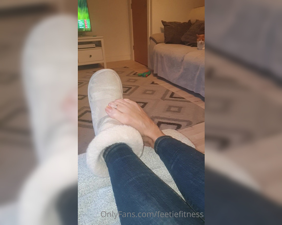 Goddess Suzie aka Goddesssuzie26 OnlyFans - Fresh and warm, smelly ugg slipper feet pressed against your nose would feel like heaven wouldnt