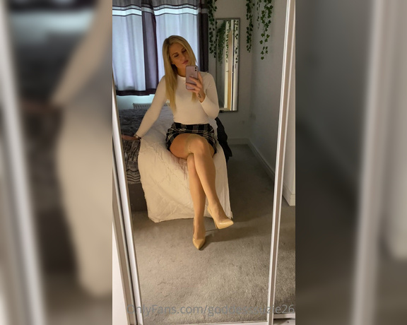 Goddess Suzie aka Goddesssuzie26 OnlyFans - Do nylons and heels trigger you Could you handle working in the office with