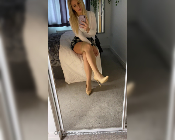 Goddess Suzie aka Goddesssuzie26 OnlyFans - Do nylons and heels trigger you Could you handle working in the office with