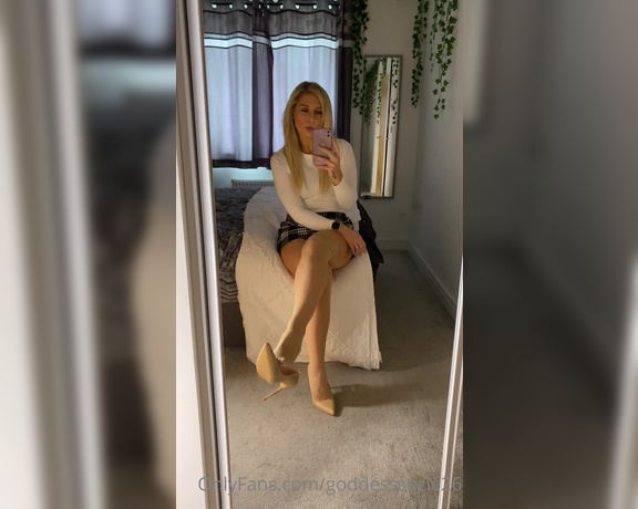 Goddess Suzie aka Goddesssuzie26 OnlyFans - Do nylons and heels trigger you Could you handle working in the office with