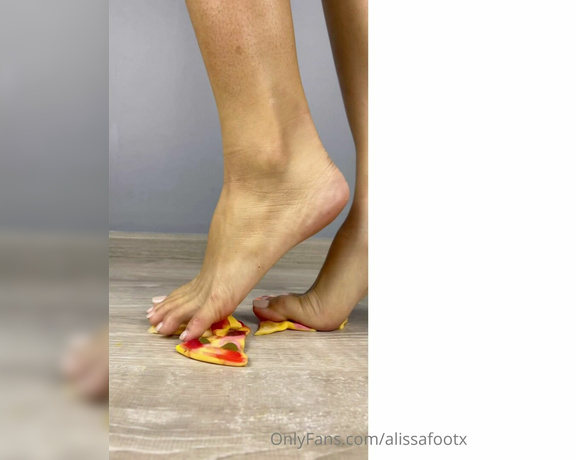 Alissafootsd aka Alissafootsd OnlyFans - Crushing food barefeet (ASMR) TURN ON YOUR VOLUME