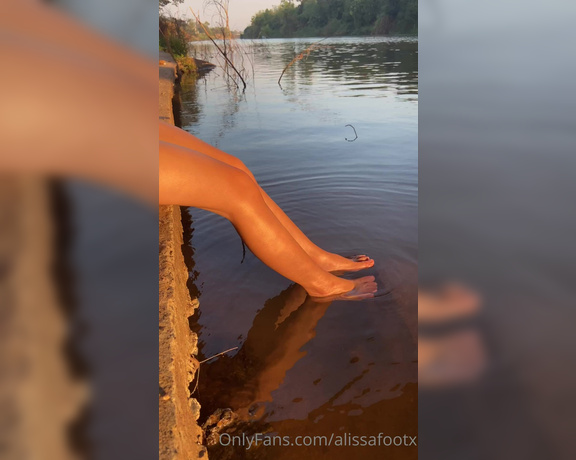 Alissafootsd aka Alissafootsd OnlyFans - Shining soles in the water