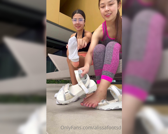 Alissafootsd aka Alissafootsd OnlyFans - Remove my socks after gym is the best feeling collab w my sister