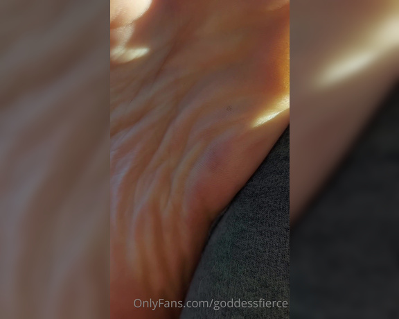 Goddess Fierce aka Goddessfierce OnlyFans - Up close and personal Smell, lick, kiss, sniff and nibble that callous! Like this vid if youd like