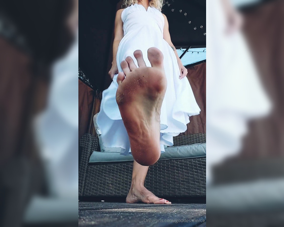 Goddess Fierce aka Goddessfierce OnlyFans - Marilyn Monroes dress has a mind of its own when she shows off her big soles