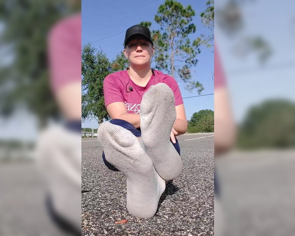 Goddess Fierce aka Goddessfierce OnlyFans - Just chilling in a parking lot with sweaty soles (Vid)