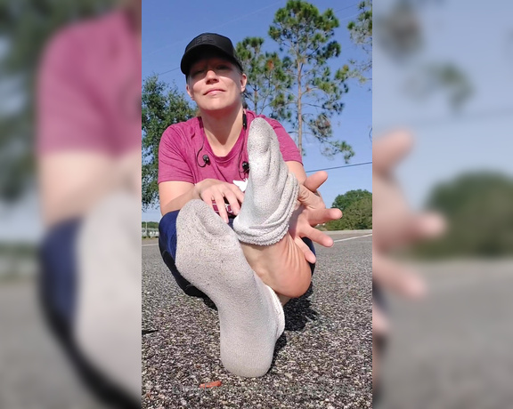 Goddess Fierce aka Goddessfierce OnlyFans - Just chilling in a parking lot with sweaty soles (Vid)