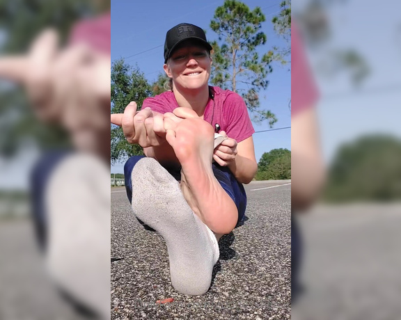 Goddess Fierce aka Goddessfierce OnlyFans - Just chilling in a parking lot with sweaty soles (Vid)