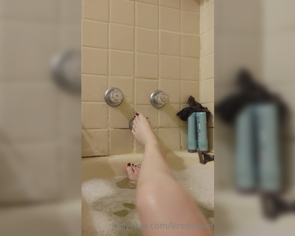 LilRedVelvet aka Lilredvelvet OnlyFans - Shaving my legs in a bubble bath