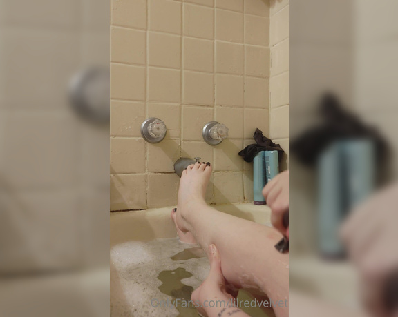 LilRedVelvet aka Lilredvelvet OnlyFans - Shaving my legs in a bubble bath