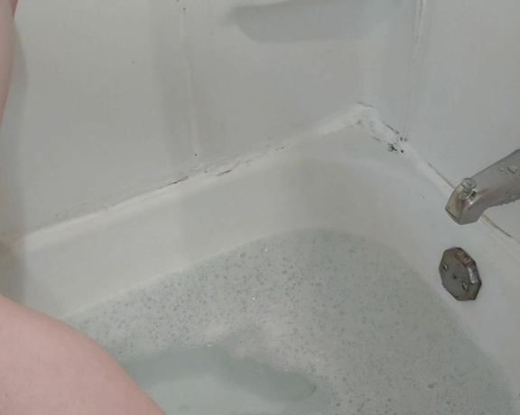 LilRedVelvet aka Lilredvelvet OnlyFans - Shaving my very hairy legs in the bath