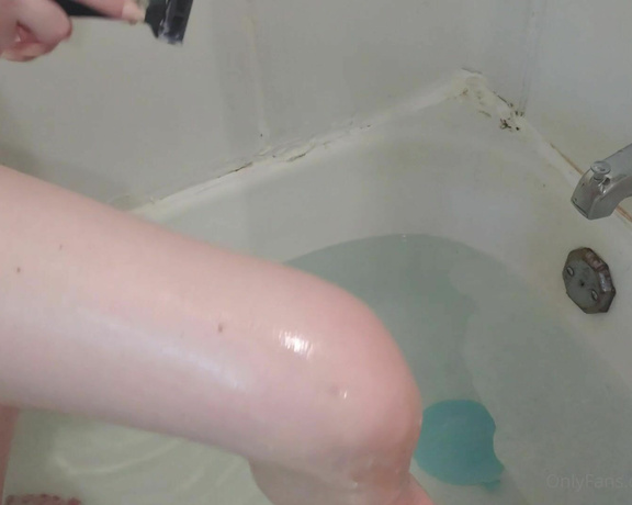 LilRedVelvet aka Lilredvelvet OnlyFans - Shaving my very hairy legs in the bath