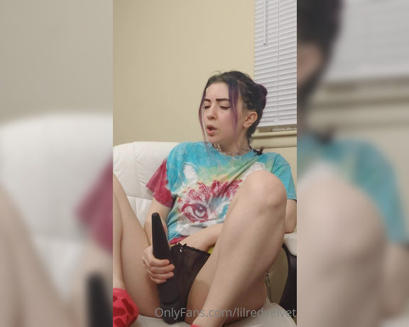 LilRedVelvet aka Lilredvelvet OnlyFans - Happy Valentines day enjoy this casual cute cum show