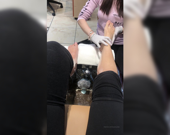 Luxuriouslexi aka Luxuriouslexi OnlyFans - 6 Min of Me getting a pedicure! Good boys get to see what color I chose! ) #FootFetish