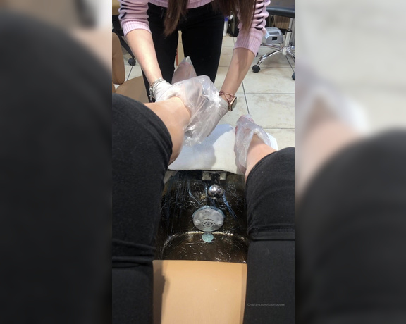 Luxuriouslexi aka Luxuriouslexi OnlyFans - 6 Min of Me getting a pedicure! Good boys get to see what color I chose! ) #FootFetish