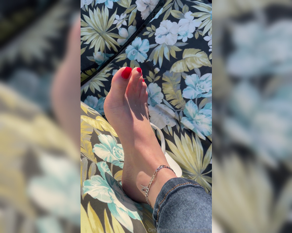 Nichole_Ivory aka Nicholeivory OnlyFans - Red toes in white flip flops yep flip flop in December still lol