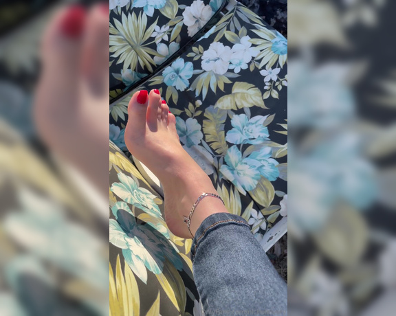 Nichole_Ivory aka Nicholeivory OnlyFans - Red toes in white flip flops yep flip flop in December still lol