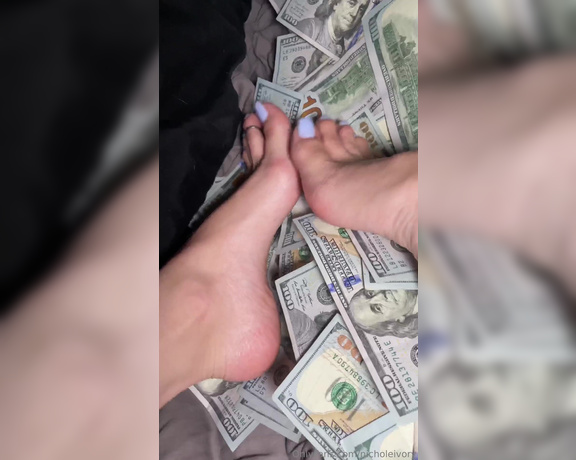 Nichole_Ivory aka Nicholeivory OnlyFans - Admire my feet being covered with in money as they should