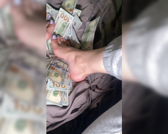 Nichole_Ivory aka Nicholeivory OnlyFans - Admire my feet being covered with in money as they should