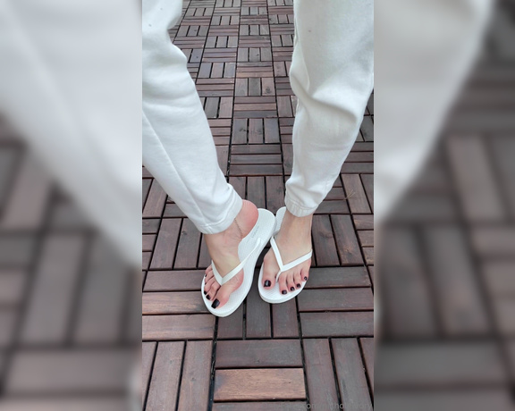 Nichole_Ivory aka Nicholeivory OnlyFans - Watch my feet in flip flops