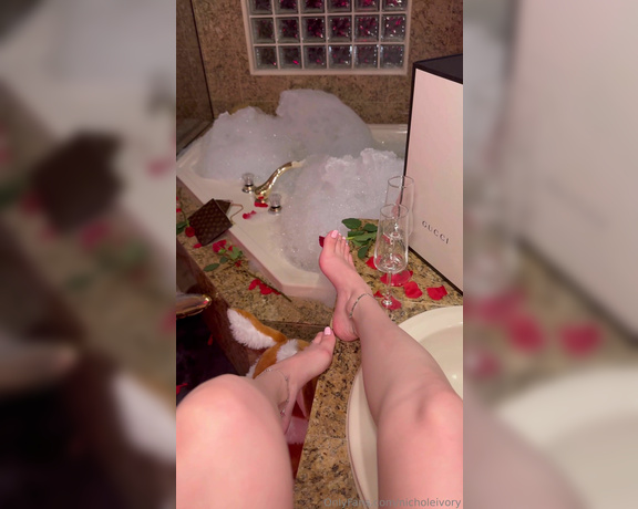 Nichole_Ivory aka Nicholeivory OnlyFans - Would you like to enjoy my feet by the bubble bath