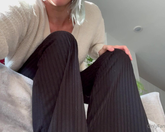 Taylor Raz aka Taylorraz OnlyFans - Happy Sunday! Ive been wearing these flats a lot lately and I just simply wanted to share that with