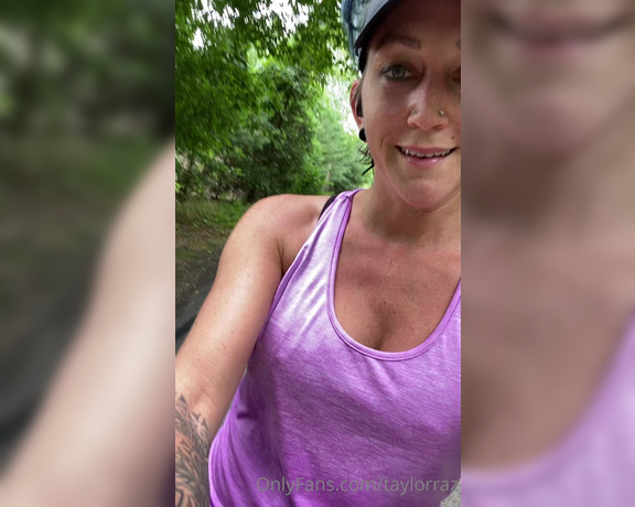 Taylor Raz aka Taylorraz OnlyFans - 10 miles down! Feeling strong! How sweaty and smelly do you think my feet are!