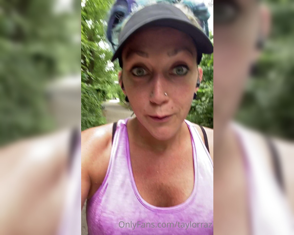 Taylor Raz aka Taylorraz OnlyFans - 10 miles down! Feeling strong! How sweaty and smelly do you think my feet are!