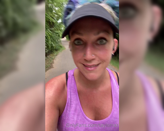 Taylor Raz aka Taylorraz OnlyFans - 10 miles down! Feeling strong! How sweaty and smelly do you think my feet are!