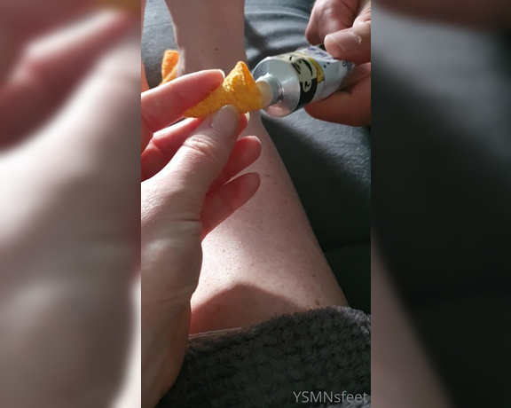 Deliciousdutchfeet aka Deliciousdutchfeet OnlyFans - Netflix & chill Eat the lays bugles chips from my sweaty toes Extra salty and extra cheesy Enjoy!