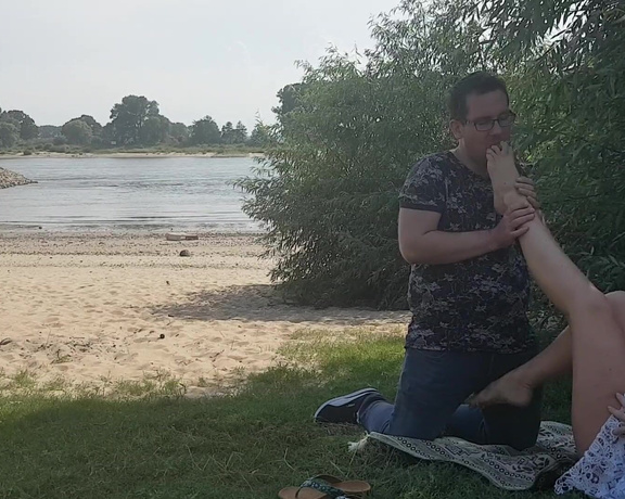 Deliciousdutchfeet aka Deliciousdutchfeet OnlyFans - Hey guys, remember this footworship vid outside Enjoy it! @voetenslaaf89